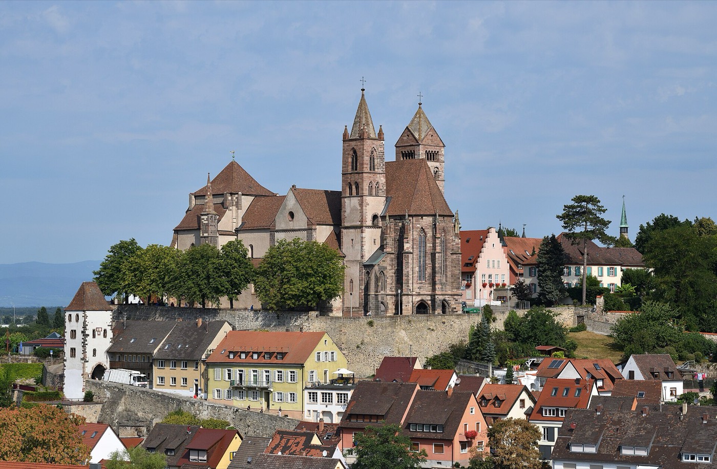 La cathédrale Saint-Étienne dominant Breisach am Rhein