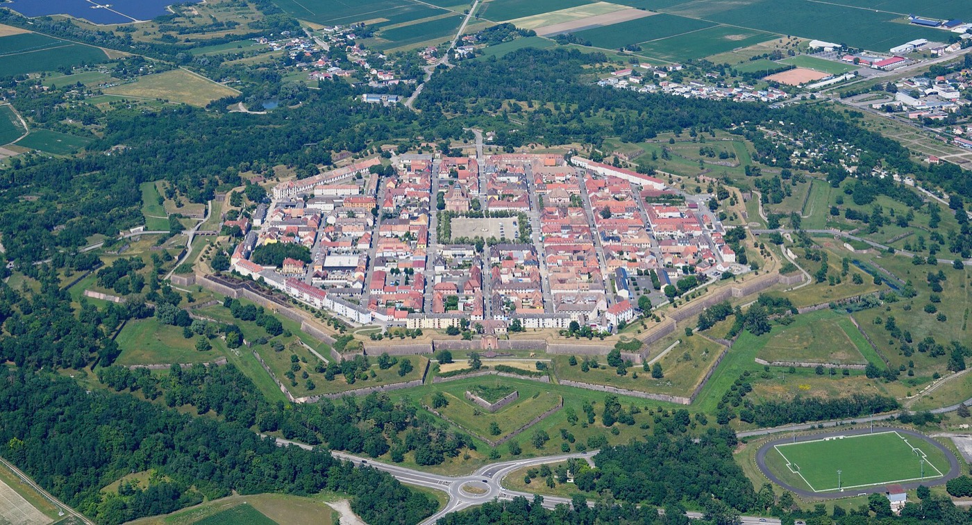 Vue aérienne de la cité fortifiée en étoile de Neuf-Brisach
