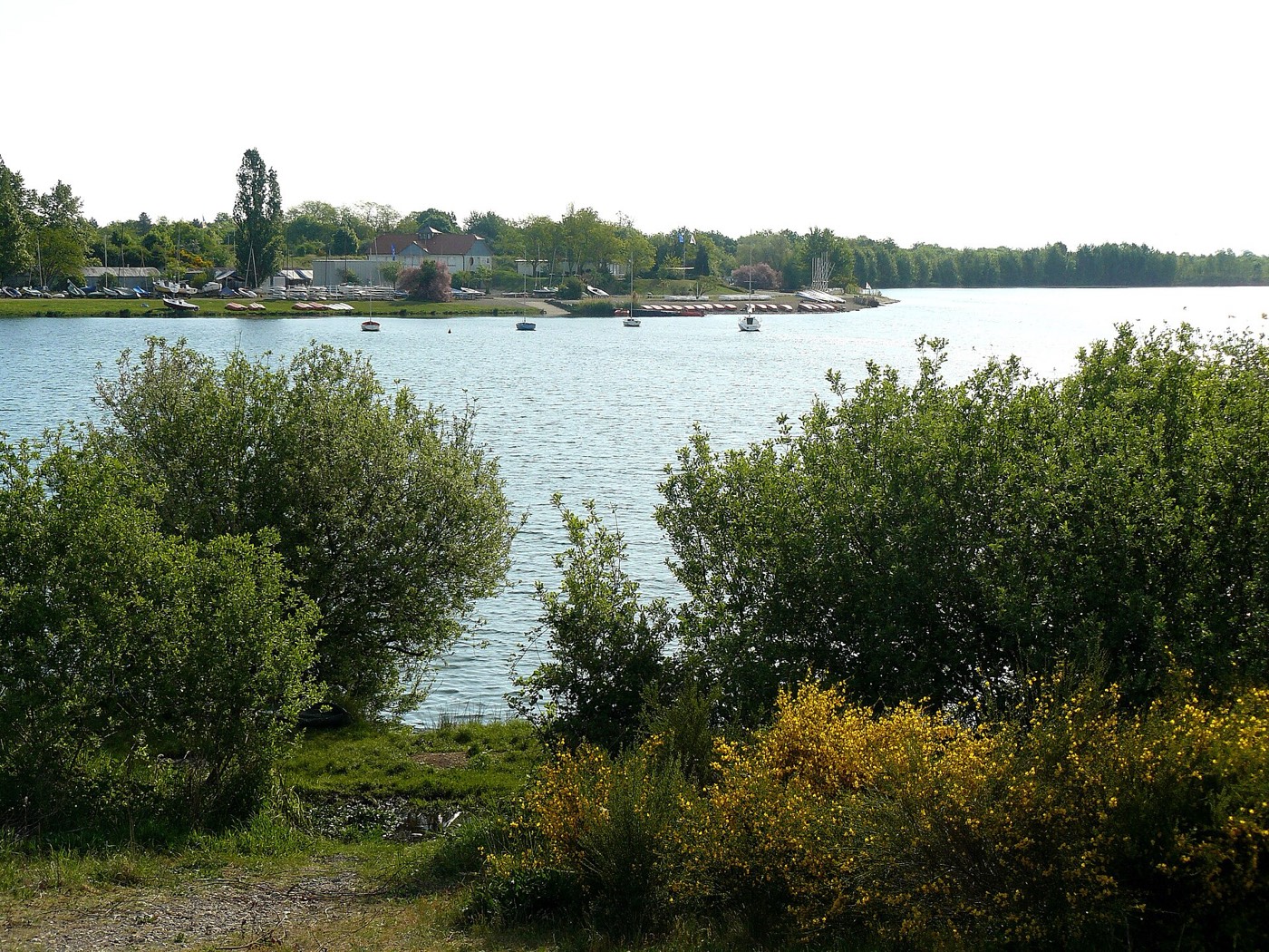 Vue sur le plan d'eau de Reiningue et sa base nautique